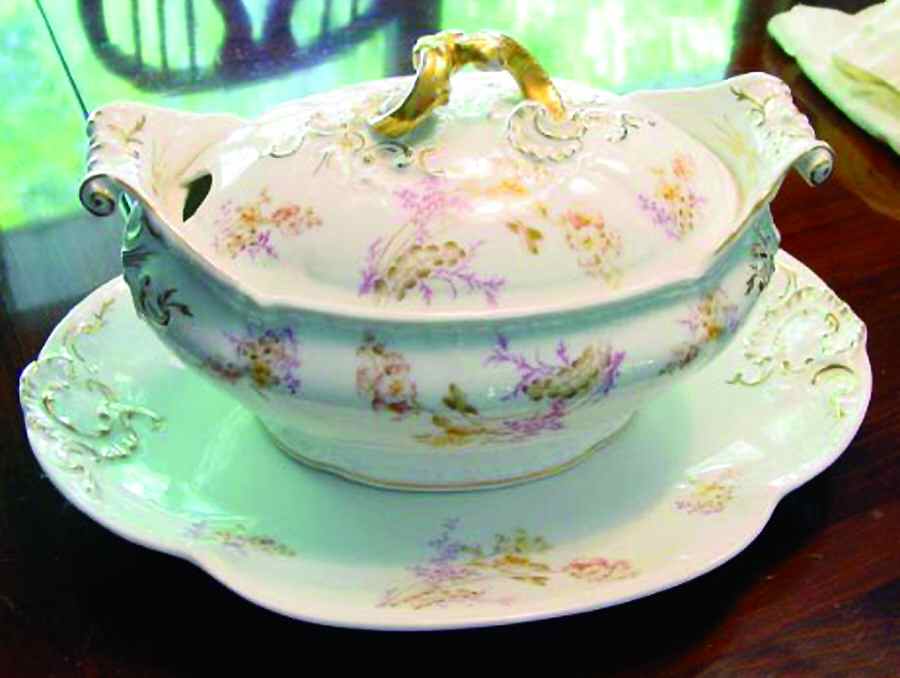 BWD209 (No Trim) Tureen &  Lid by Bawo & Dotter-1