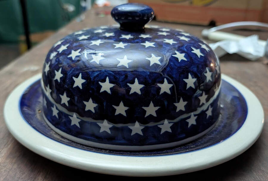 Stars Round Cheese Dish & Lid by BOLESLAWIEC-1