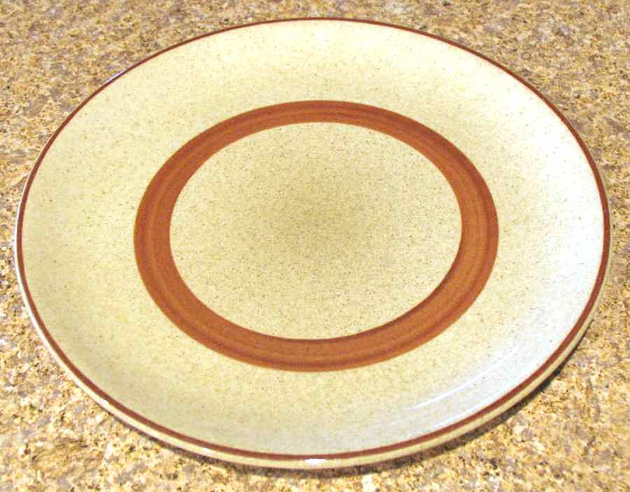 BUF141 Dinner Plate by Buffalo Pottery-1