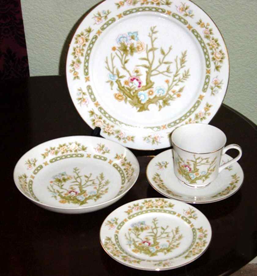 Saybrook Dinner Plate by Baum Brothers-1