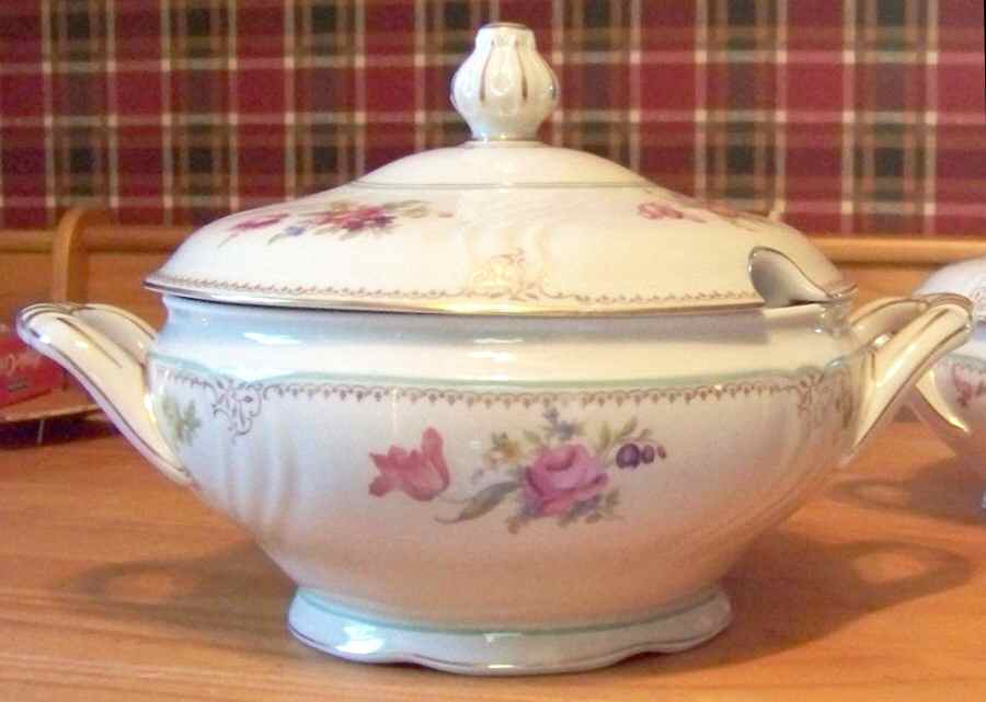 BAV374 Tureen &  Lid by Bavaria-1