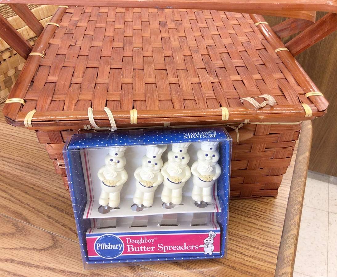 Pillsbury Doughboy Spreader with Resin Handle by Benjamin & Medwin-1
