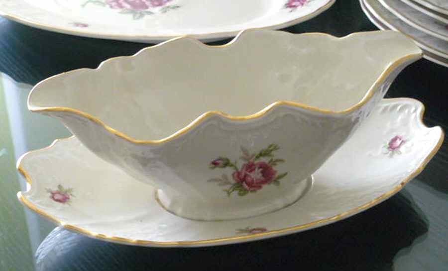 THU558 Gravy Boat with Attached Underplate by Thun-1