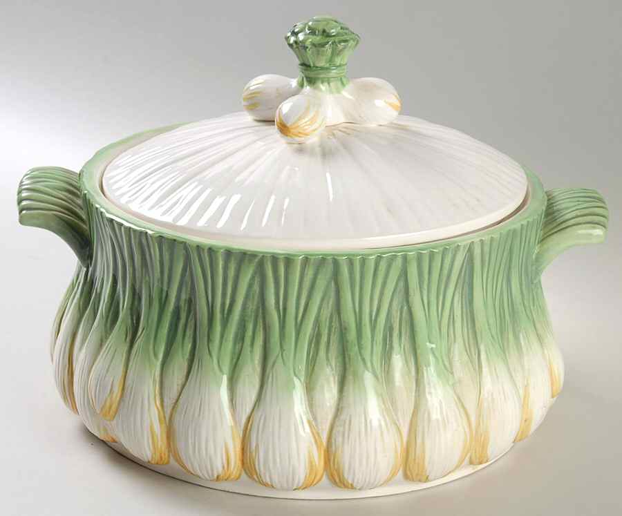 L'Oignon 4 Quart Round Covered Casserole by Georges Briard-1