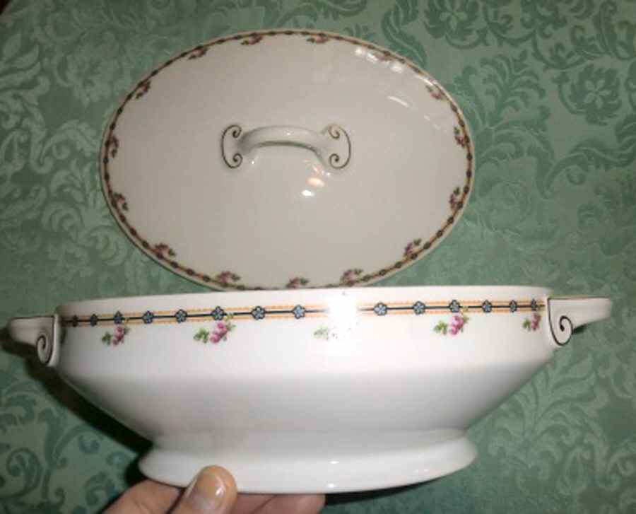 BAV417 Oval Covered Vegetable by Bavaria-1