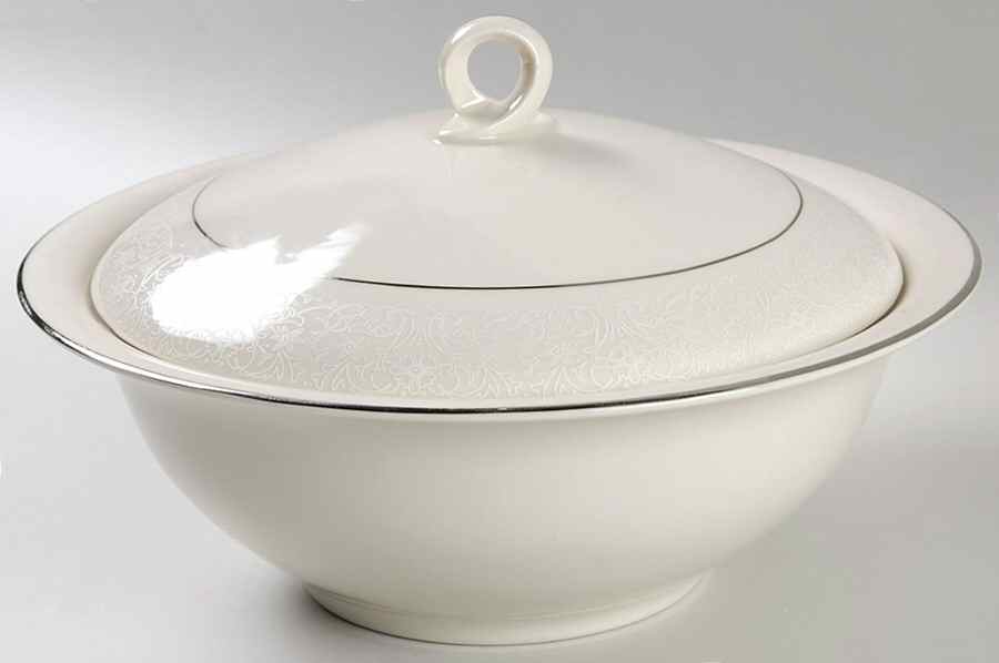 Snowflower 2.25 Qt Round Covered Casserole by Castleton (USA)-1
