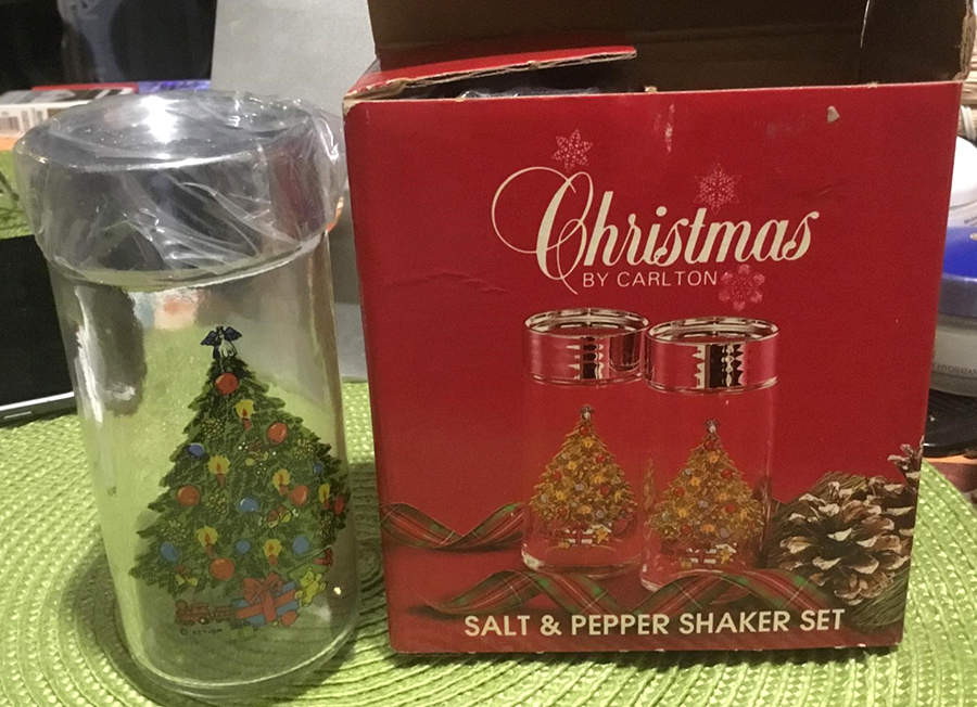 Christmas Glassware Salt/Pepper Shaker & Plastic Lid by Carlton (Japan)-1
