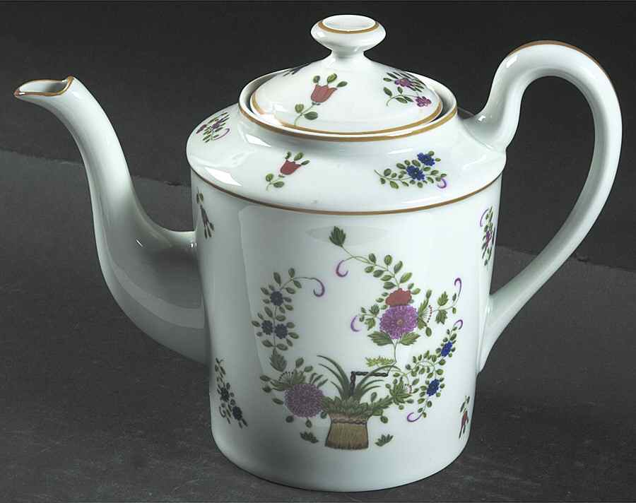 Panier Chinois White Coffee Pot & Lid by Ceralene-1