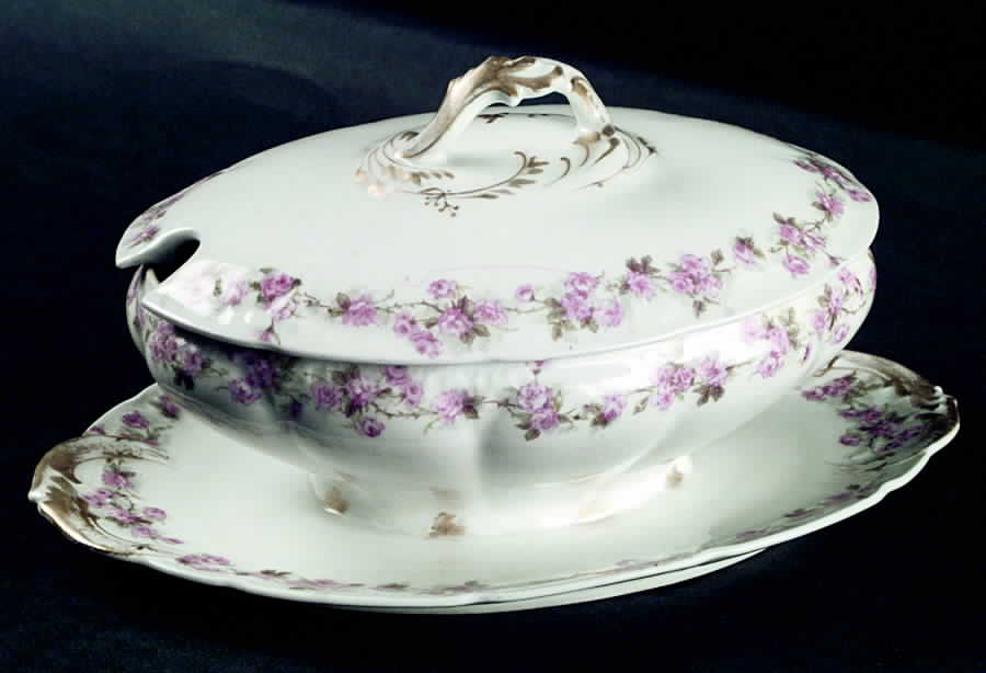 Fountainbleau Gravy Boat w/Attached Underplate & Lid by Charles Field Haviland-1