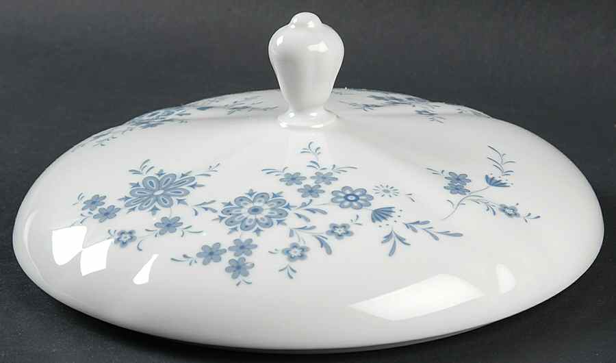 Bavarian Blue Lid for Round Vegetable by Christina-1