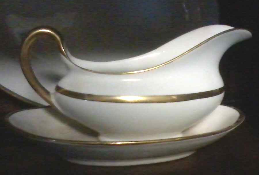 Hathaway Gravy Boat & Underplate by Cleveland (USA)-1