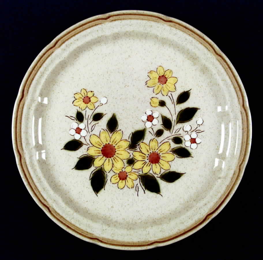Spring Daisy Dinner Plate by Crown Manor-1