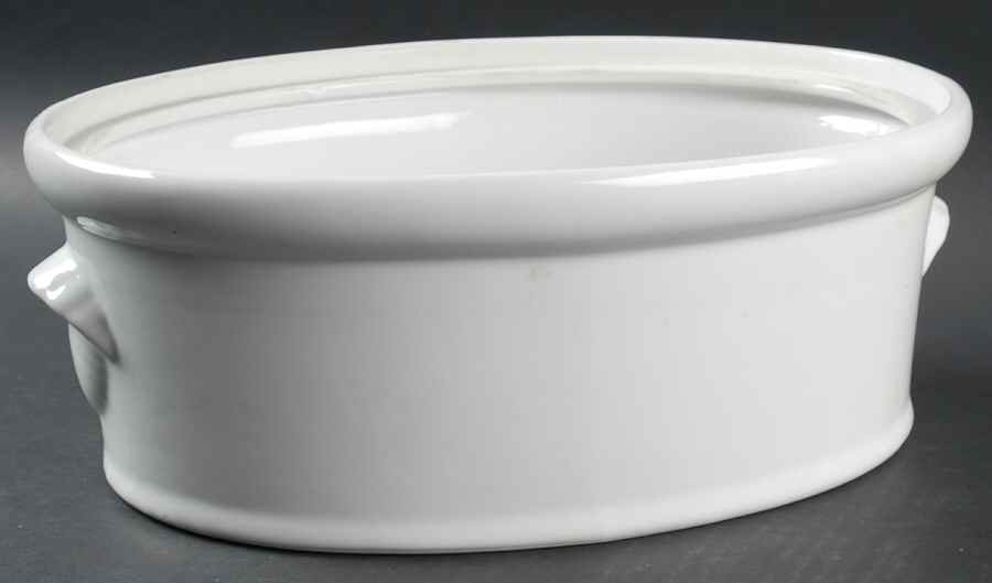 Classic White (Smooth) 3.25 Quart Oval Covered Casserole by BIA Cordon Bleu-1