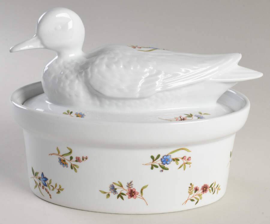 Versailles (Scalloped) 9" Oval Covered Casserole by BIA Cordon Bleu-1