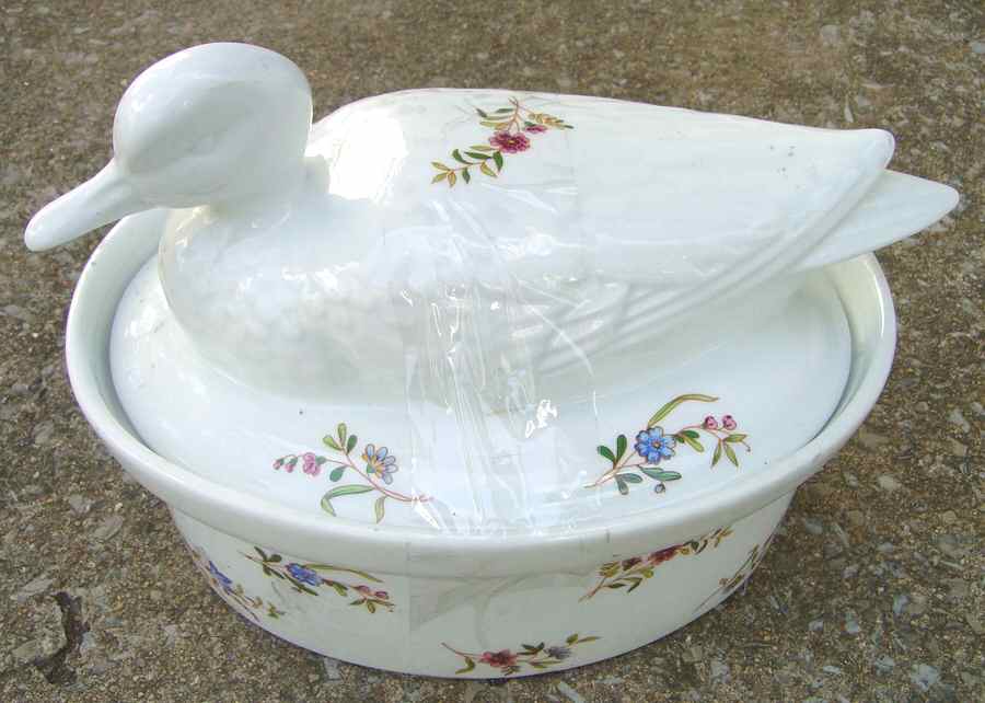 Versailles (Scalloped) 8" Oval Covered Casserole by BIA Cordon Bleu-1