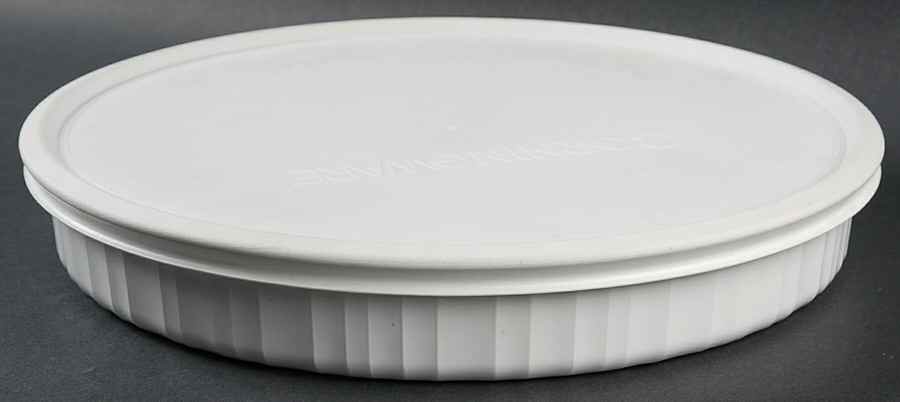 French White 10" Quiche W/Plastic Lid by Corning Corelle-1