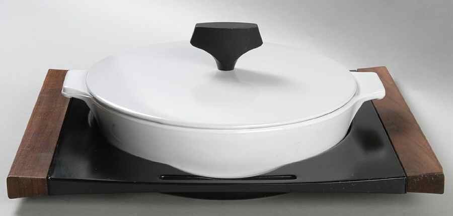 White Coupe 1 Quart Buffet Server with Lid and Metal Cradle by Corning Corelle-1