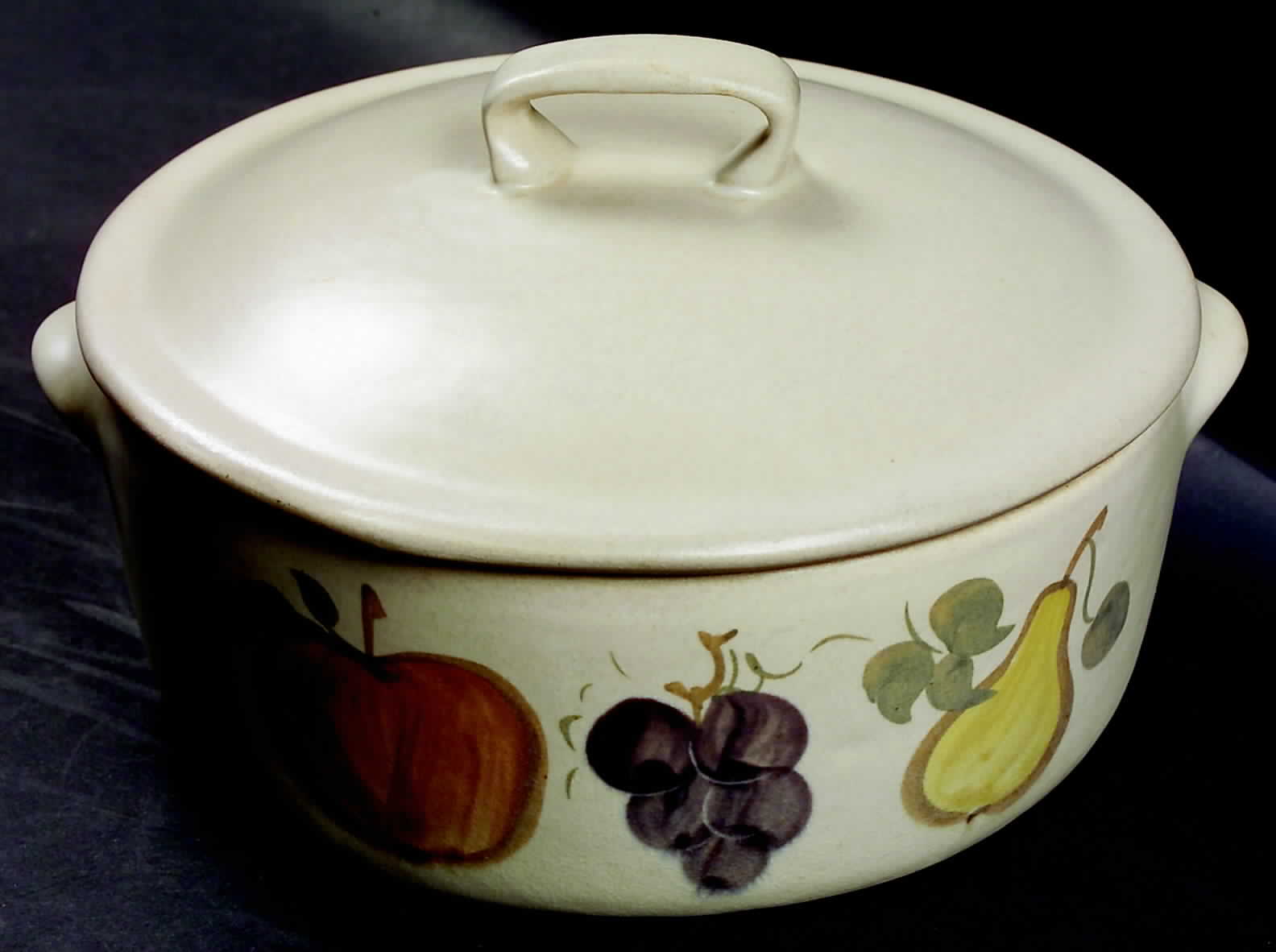 Country Harvest 1.5 Qt Round Covered Casserole by Chatham Potters -1
