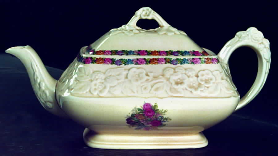 Charm Teapot & Lid by Crown Ducal-1