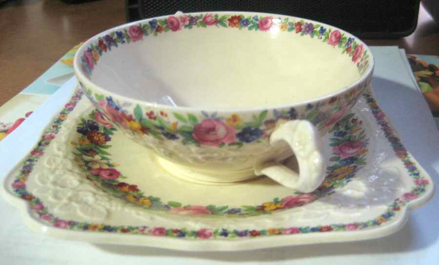CRD27 Flat Cream Soup Bowl & Saucer Set by Crown Ducal-1