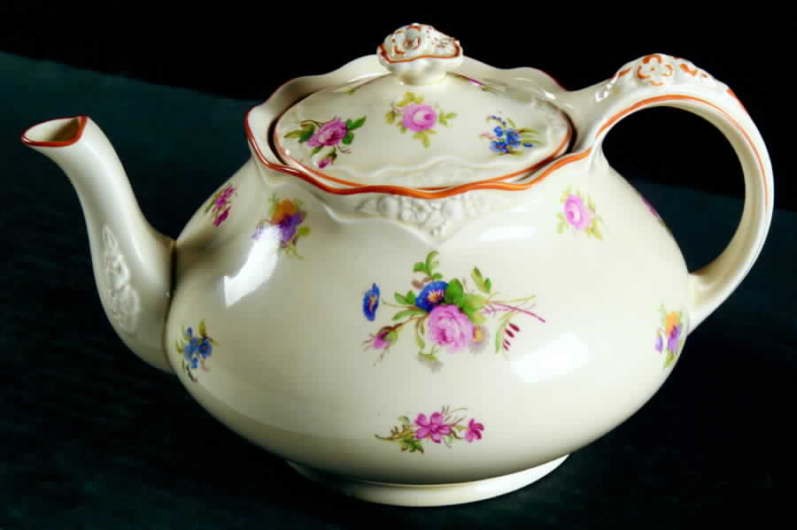 Pinafore Mini Teapot & Lid by Crown Ducal-1
