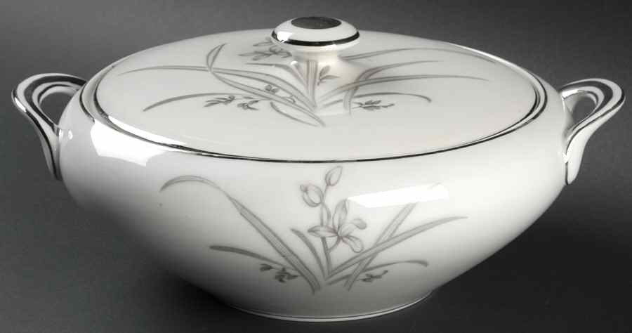 Brigadoon Round Covered Vegetable by Craftsman (Japan)-1