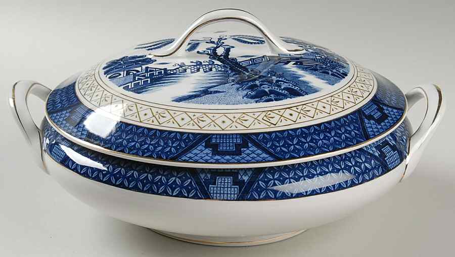 Willow Blue Round Covered Vegetable by Craftsman (Japan)-1