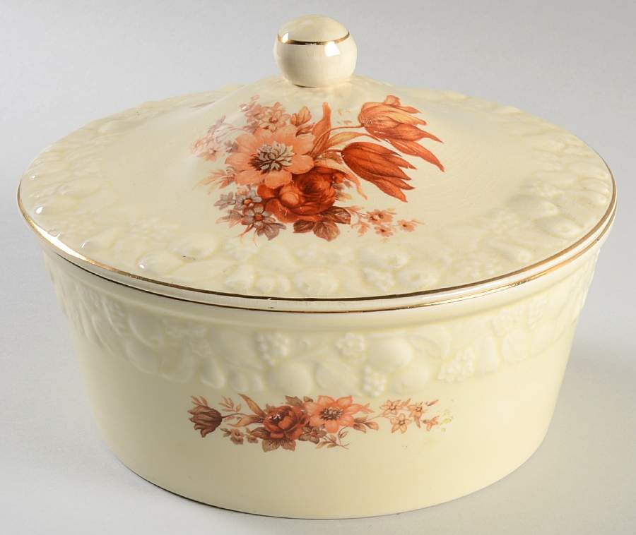 E84 1.5 Qt Round Covered Casserole by Crooksville-1