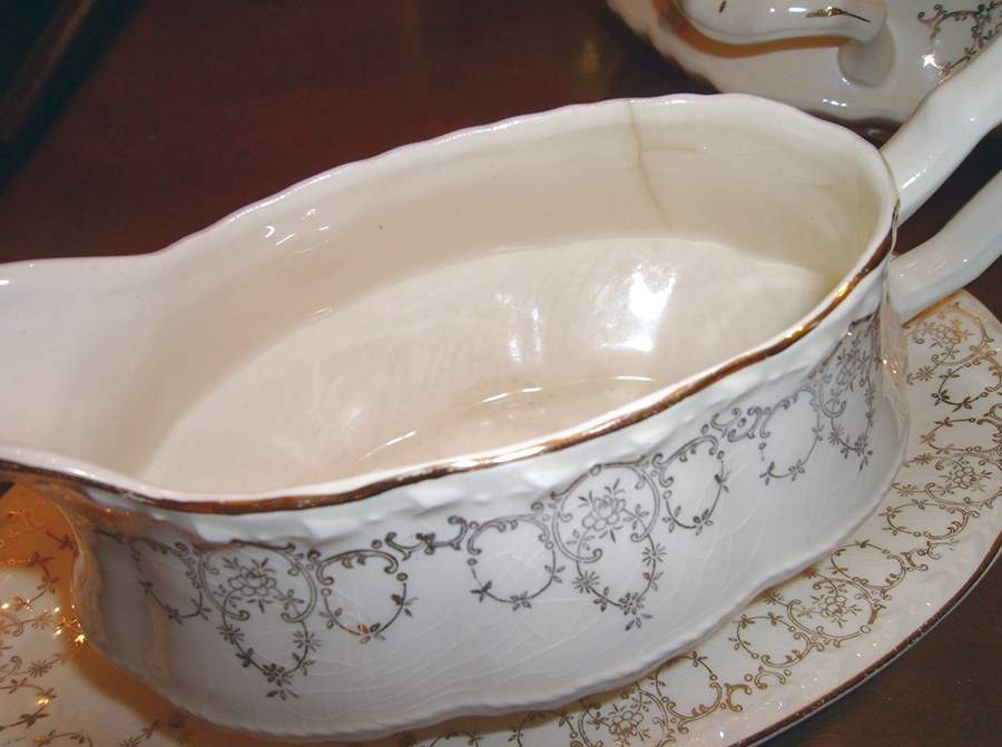 CRO107 Gravy Boat & Underplate by Crooksville-1