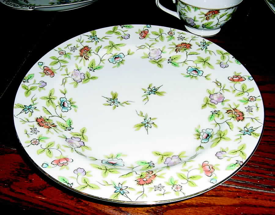 Fantasia (Center Design) Dinner Plate by Cherry China (Japan)-1