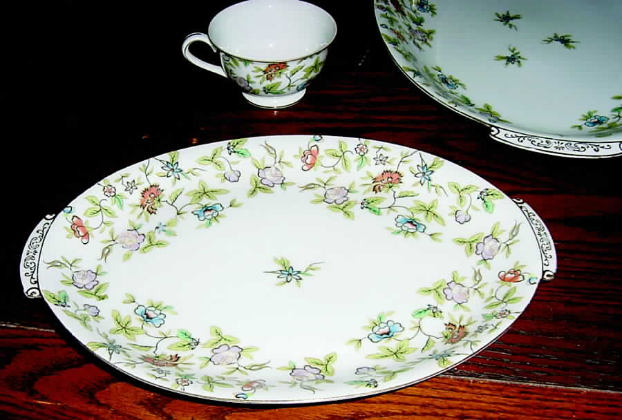 Fantasia (Center Design) 14" Oval Serving Platter by Cherry China (Japan)-1