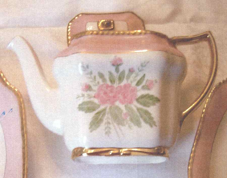 Trousseau (Pink) Teapot & Lid by Cumbow-1