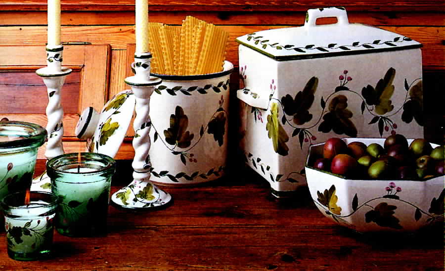 Ivy Garland Bread Box & Lid by Casafina-1