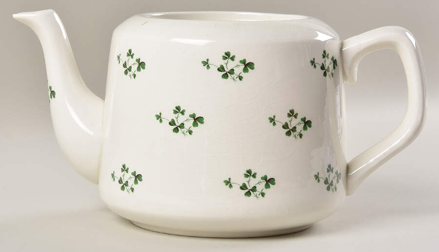 Shamrock Teapot No Lid by Carrigaline-1