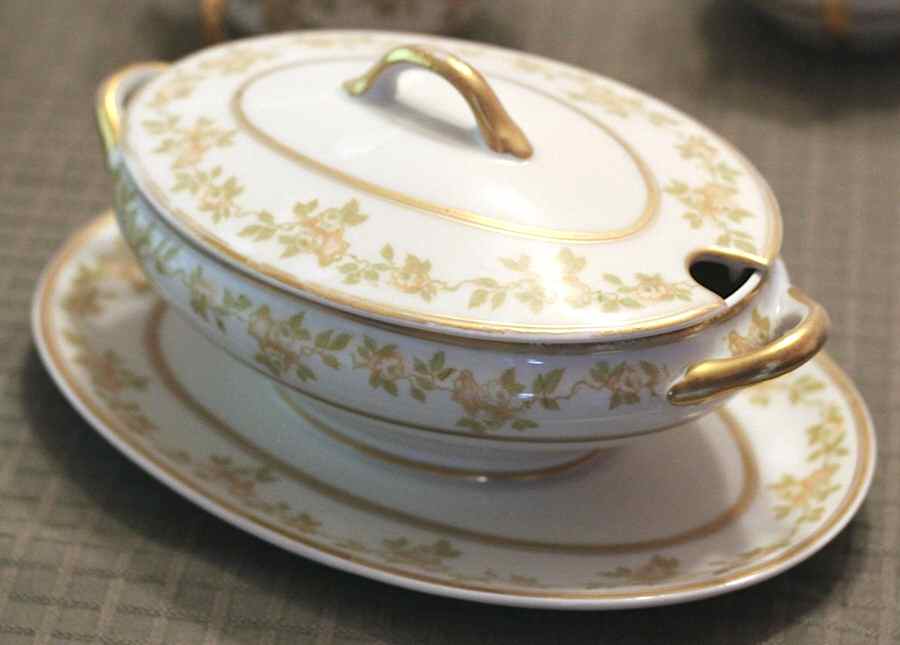 CHF1221 Gravy Boat w/Attached Underplate & Lid by Charles Field Haviland-1