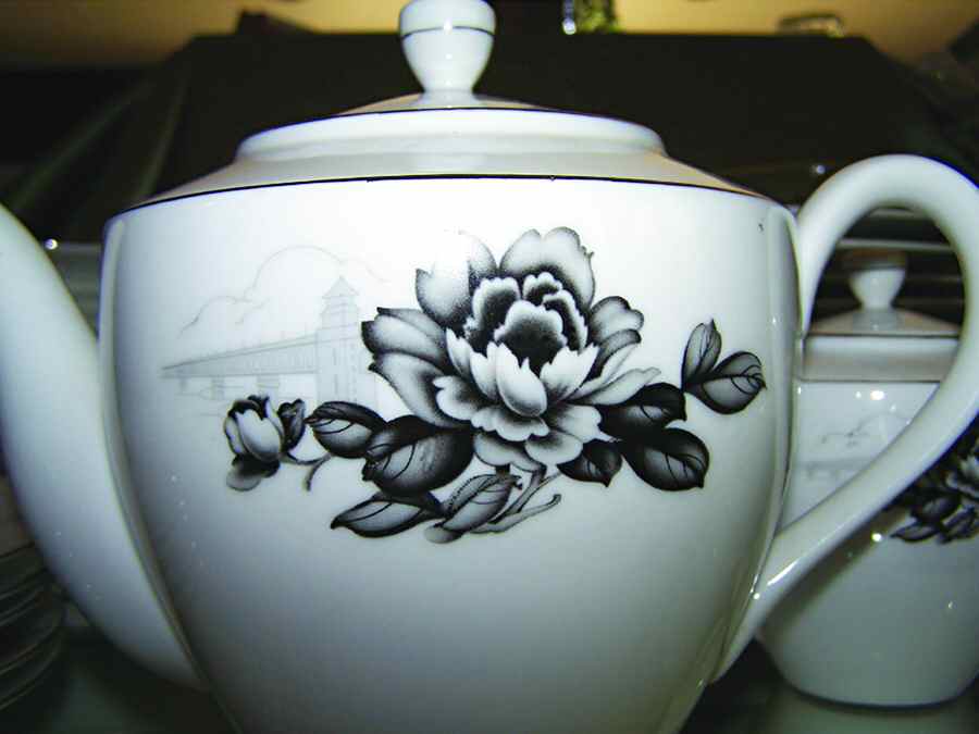 CX320 Teapot & Lid by China (Made in China)-1