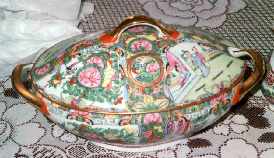 Rose Medallion (With People) Oval Covered Vegetable by China (Made in China)-1