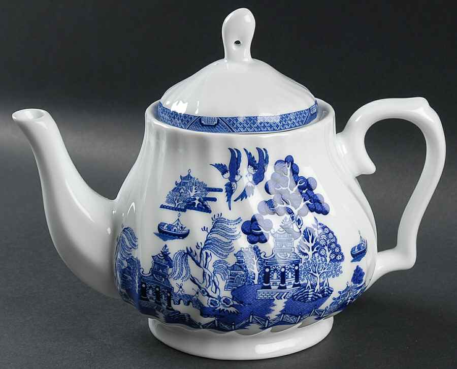 Blue Willow (Swirled) Teapot & Lid by Cuthbertson-1