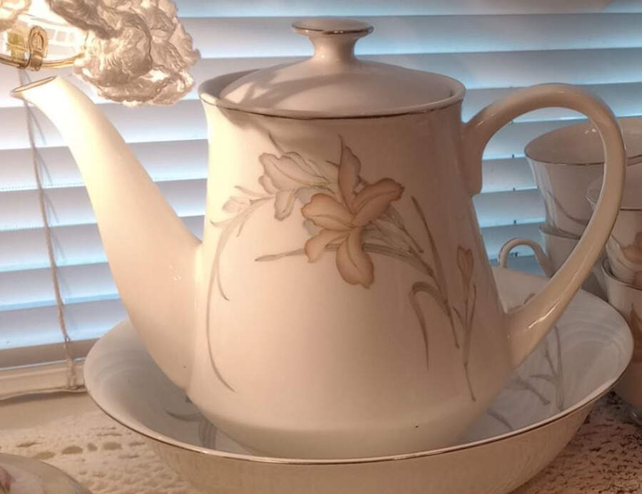 UP13 Coffee Pot & Lid by Universal Porcelain Company-1