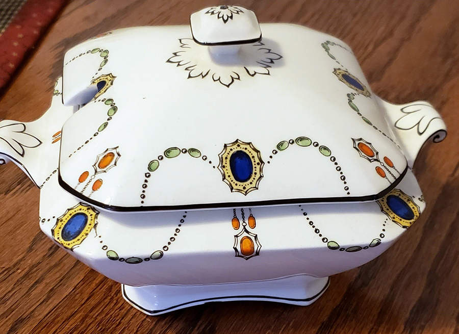 A1306 Gravy Boat & Lid by Crown Ducal-1