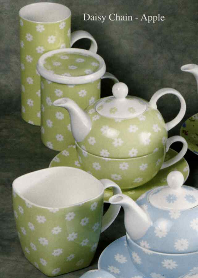 Daisy Chain Apple Mug by Crown Trent-1