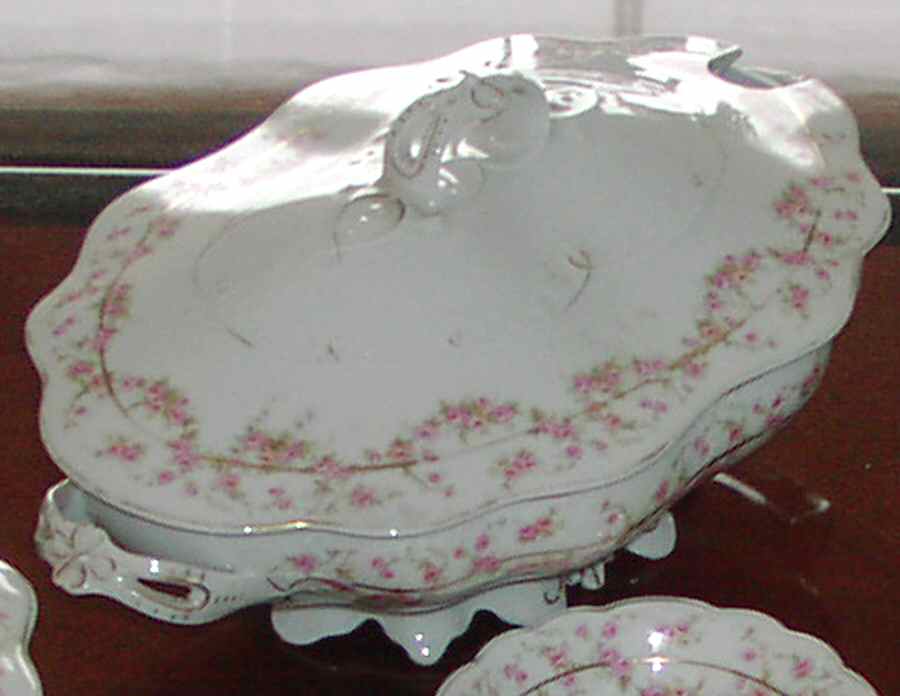 CAR223 Tureen &  Lid by Carlsbad-1