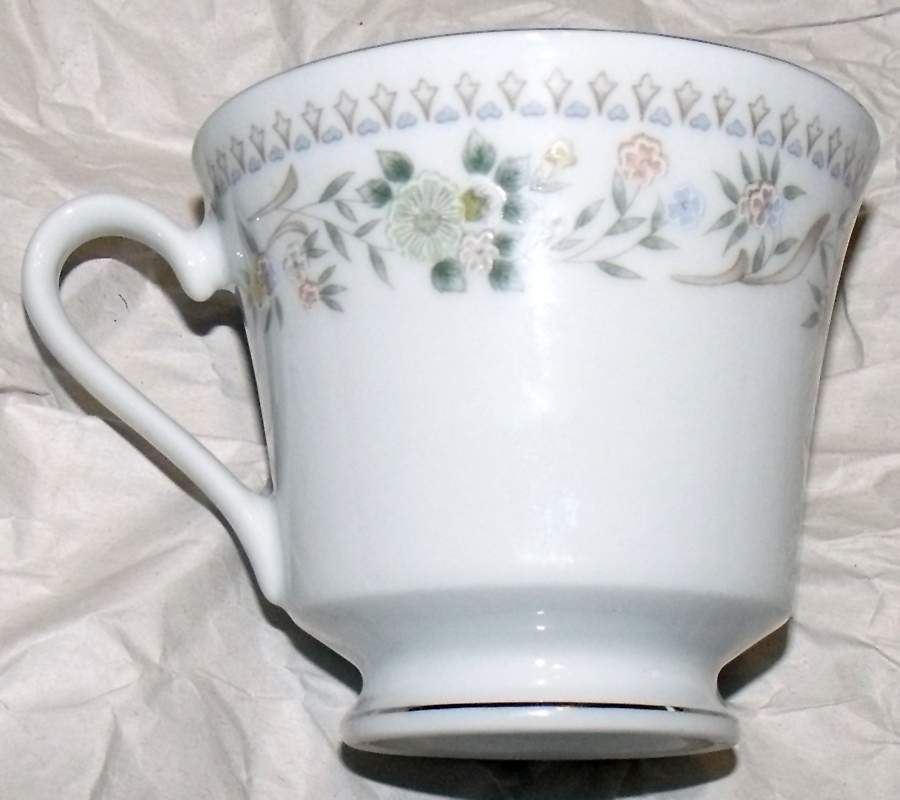 CCN9 Footed Cup by Crescent (China)-1