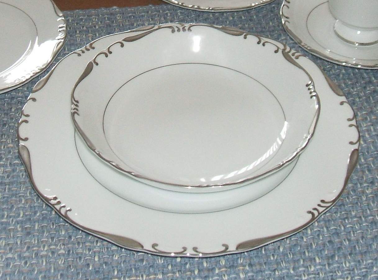 Elizabeth Dinner Plate by Carlton (Japan)-1