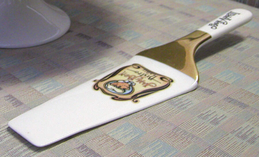 Jam Bon Solid Ceramic Pie/Cake Server by Department 56-1