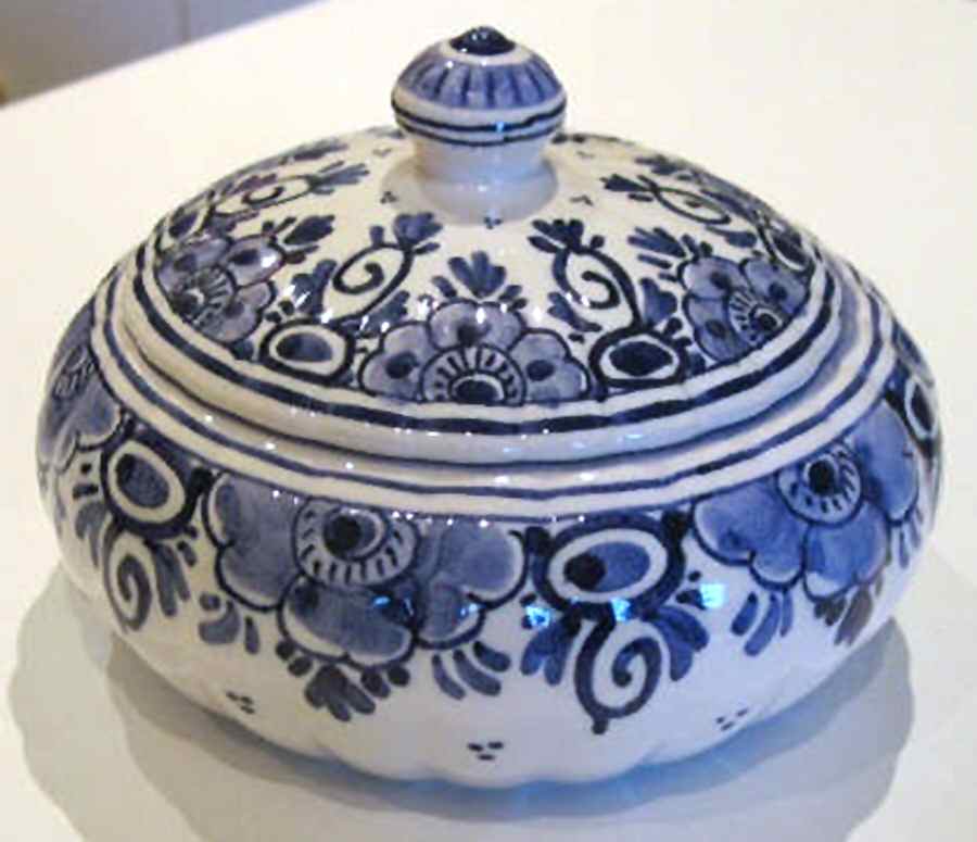 DDP2 Candy Box & Lid by De Delftse Pauw-1