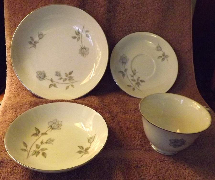 Suzannah Dinner Plate by Delux Japan-1