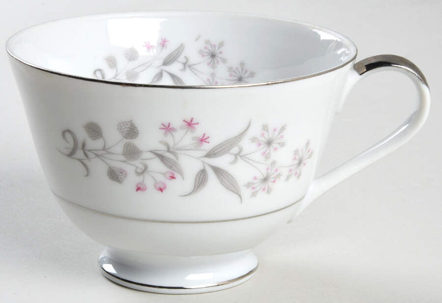 Hostess Footed Cup by Empress (Japan)-1