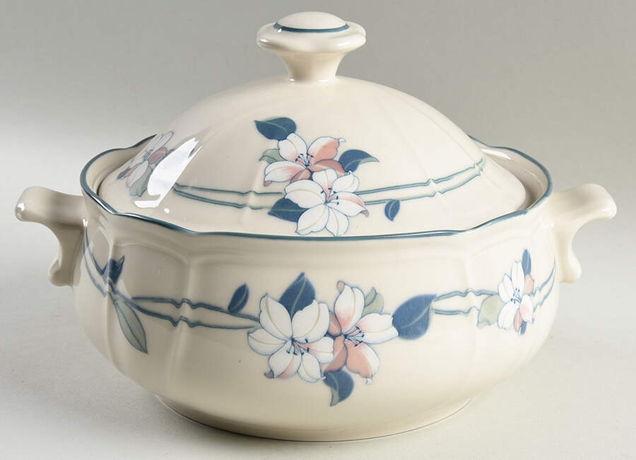 Apple Blossom (Smooth Edge) Round Covered Vegetable by Epoch-1