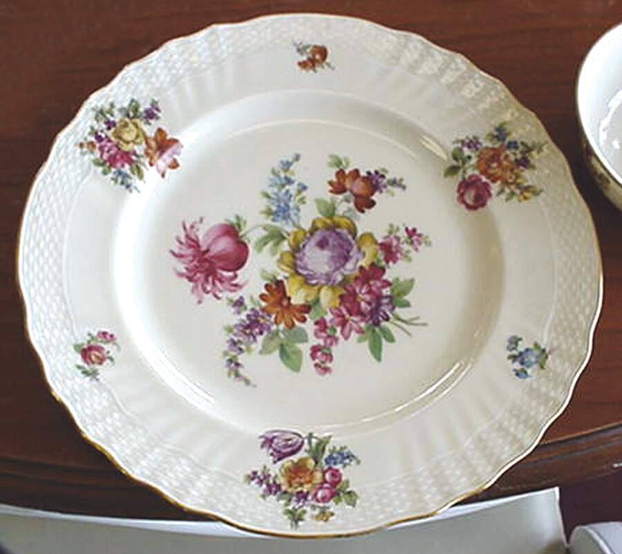 8472-1 Dinner Plate by Epiag-1